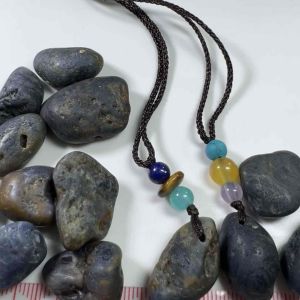 222-MỘT MẶT ĐÁ SAPHIA THÔ XANH SẪM ( THIÊN NHIÊN ) ĐÃ KHOANG LỖ  CÓ BUỘC DÂY ĐEO SẲN. ( xem kỷ trong phần mô tả)