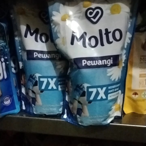 Molto biru 780ML pewangi pakaian