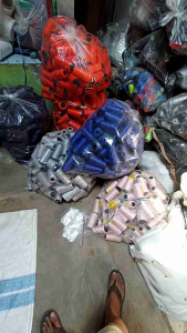 Benang Obras Kiloan Polyester Kones Kecil Hitam dan Putih