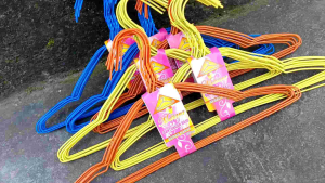 promo 30 pcs 3 pak  hanger baju warna 1 pak 10 pcs hanger baju anti karat warna