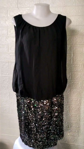 Q201: เดรสผ้าชีฟองสีดำ ปักเลื่อมกระโปรง จั้มเอว(ต่ำ)ไม่ยืด มีซิปข้าง Size 46 EU ( 44-40-44" ยาว 36") : มือสอง