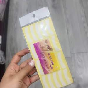 Dán mi dưới bằng giấy