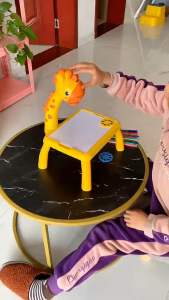 Bàn vẽ tranh thông minh có đèn chiếu sáng cho bé tập vẽ - Máy chiếu vẽ tranh cho bé tập vẽ và tô màu hình hươu