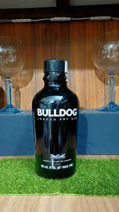 Vỏ chai rượu ngoại BullDog dáng bầu mới đẹp 99% (chai rỗng)