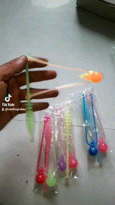 Trò chơi tuổi thơ bộ lục lạc quay vòng kêu lóc cóc bằng nhựa giao màu ngẫu nhiên