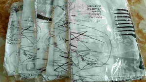 Khăn choàng cắt tóc cho bé tại nhà thoáng mát khổ 120*90cm.