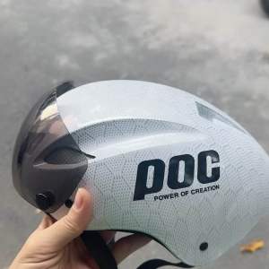 Nón bảo hiểm thể thao đuôi nhọn lên tem P.lOC nhúng cacbon siêu ngầu { TẶng Tai mèo }