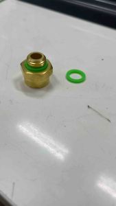 ข้อต่อแปลงเกลียว ด้ามพ่นยาไทย-จีนเกลียวนอก1/4“เกษตร Xเกลียวใน3/8”ญี่ปุ่น สำหรับต่อกับด้ามพ่นยาสายพ่นยา ไทย-จีน ให้เข้ากับปั๊มพ่นยาญี่ปุ่นได้ ตัวงานข้อต่อทองเหลืองแปลงเกลียวตัวนี้ ด้านที่เป็นเกลียวนอกขนาด1/4”เกษตร ไทย ด้านที่เป็นเกลียวในขนาด3/8“ญี่ปุ