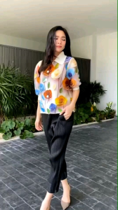 เสื้อแพตเทิร์น สวยเกร๋ ทรงคอปกแขน3 ส่วน จั๊มแขนตุ๊กตา พิมพ์ลายดอกกุหลาบ แบบ 3 มิติ 🌹 แต่งกระดุมเรียงยาว สีเดียวกับเสื้อ ✨✨✨✨✨✨ สวยงาม โดดเด่น มว้ากกกกก