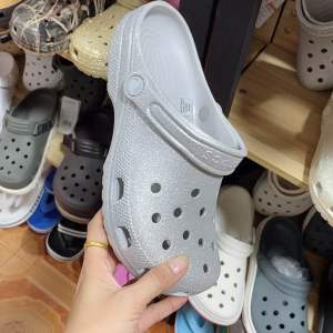 รองเท้าcrocsกากเพชร ของเด็กและผู้ใหญ่ มีส้นสูงส้นเตี้ยนิ่มเบาใส่สบายรุ่นขายดีสุดสุด