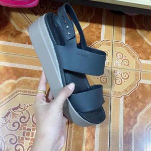 รองเท้าcrocsรัดส้นส้นสูงนิ่มเบาใส่สบายของผู้หญิงรุ่นขายดีสุดสุด