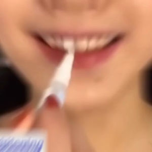 Pemutih Gigi Kuning Dazzling White: Solusi Gigi Putih Bersinar