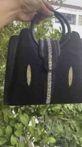 Túi 2hand xách tay có dây đeo vai đeo chéo da cá đuối aut 4 mắt của Nhật -T24