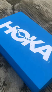 Sepatu Hoka Mach 4 Womens adalah produk terbaru yang dirancang dengan profesional sehingga memberikan kesan mewah dan kenyamanan saat dipakai. Sepatu ini dibuat di Vietnam dan tersedia dalam ukuran 36-41. Bonus kaos kaki disertakan dalam pembelian sepatu