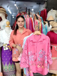 7815041เสื้อลินินผสมฝ้ายอก42 46 52 ลายปักสวงานหรูดูแพงใส่ออกงานสวยมากซื้อฝากแม่ฝากยายได้จ้ารุ่นนี้มีมาไม่เยอะรีบหดเลยจ้าแม่ ผู้หญิง