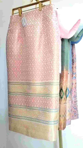 Tikiko กระโปรงผ้าไหมทอลายดอกพุดซ้อน /เสื้อผ้าไหมสีชมพูอ่อน ชุดไทย ชุดไปวัด ผ้าไหม TK 01