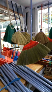 indichoco ( sapu ) sapu lantai rumah alat kebersihan rumah pembersih rumah injuk inyuk ijuk nilon kenur nylon uyun jawa naga gratis ongkir kuat bagus awet dan tahan lama paling murah sapu hitam sapu coklat sapu warna perabot rumah tangga sapu ijuk murah
