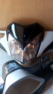 BATOK TOTOK HONDA SUPRA X 125 NEW WARNA PUTIH PLUS REFLECTOR DEPAN\\n\\n Apa itu Batok Totok Honda Supra X 125 New?\\n\\nBatok Totok Honda Supra X 125 New adalah komponen aksesoris motor yang dirancang khusus untuk menambah nilai estetika dan keamanan pada sepeda motor Honda Supra X 125. Dengan desain modern motor Supra X, Batok Totok ini memberikan tampilan yang lebih menarik dan elegan.\\n\\n Desain Modern Motor Supra X\\n\\nDesain modern motor Supra X terlihat pada bagian headlamp, bodi, dan suspensi. Batok Totok ini dirancang dengan mempertimbangkan estetika dan fungsionalitas, sehingga cocok digunakan pada sepeda motor Honda Supra X 125.\\n\\n Reflector Depan Warna Putih\\n\\nBatok Totok Honda Supra X 125 New dilengkapi dengan reflector depan berwarna putih yang dapat meningkatkan visibilitas pengendara di malam hari. Reflector depan ini juga memiliki fungsi sebagai pelindung headlamp, sehingga mampu melindungi headlamp dari goresan dan kerusakan.\\n\\n Mengapa Memilih Batok Totok Honda Supra X 125 New?\\n\\nAda beberapa alasan mengapa Anda harus memilih Batok Totok Honda Supra X 125 New untuk sepeda motor Anda.\\n\\n Keunggulan Batok Totok\\n\\nBatok Totok ini memiliki beberapa keunggulan, seperti:\\n\\n- Desain modern yang cocok untuk sepeda motor Honda Supra X 125\\n- Terbuat dari bahan berkualitas tinggi yang tahan lama\\n- Mudah dipasang dan dilepas\\n\\n Aksesoris Motor Honda\\n\\nBatok Totok ini merupakan salah satu aksesoris motor Honda yang dapat meningkatkan nilai estetika dan keamanan sepeda motor Anda. Selain itu, Batok Totok ini juga dapat melindungi headlamp dari goresan dan kerusakan.\\n\\n Cara Menginstal Batok Totok Honda Supra X 125 New\\n\\nBerikut ini adalah langkah-langkah instalasi Batok Totok Honda Supra X 125 New:\\n\\n1. Pastikan sepeda motor Anda dalam kondisi mati dan rem sudah ditekan.\\n2. Buka bagian depan sepeda motor dengan menggunakan kunci spud.\\n3. Pasang Batok Totok Honda Supra X 125 New pada bagian headlamp sepeda motor Anda.\\n4. Tutup kembali bagian depan sepeda motor dengan menggunakan kunci spud.\\n\\nBerikut ini adalah beberapa tips dan trik yang dapat membantu Anda dalam proses instalasi:\\n\\n- Pastikan Batok Totok sudah sesuai dengan ukuran headlamp sepeda motor Anda.\\n- Gunakan kunci spud yang tepat untuk membuka dan menutup bagian depan sepeda motor Anda.\\n- Jika Anda merasa kesulitan dalam proses instalasi, jangan ragu untuk meminta bantuan dari mekanik profesional.\\n\\n Perawatan dan Maintenance Batok Totok Honda Supra X 125 New\\n\\nBerikut ini adalah cara merawat Batok Totok Honda Supra X 125 New:\\n\\n- Bersihkan Batok Totok secara teratur dengan menggunakan air bersih dan kain lembut.\\n- Hindari penggunaan bahan kimia yang keras atau berbahaya pada Batok Totok.\\n- Jika terjadi kerusakan pada Batok Totok, segera ganti dengan Batok Totok baru.\\n\\nBerikut ini adalah cara memelihara reflector depan warna putih:\\n\\n- Bersihkan reflector depan secara teratur dengan menggunakan air bersih dan kain lembut.\\n- Hindari penggunaan bahan kimia yang keras atau berbahaya pada reflector depan.\\n- Jika terjadi kerusakan pada reflector depan, segera ganti dengan reflector depan baru.\\n\\nBatok Totok Honda Supra X 125 New adalah aksesoris motor yang dapat meningkatkan nilai estetika dan keamanan sepeda motor Anda. Dengan mengikuti langkah-langkah instalasi dan perawatan yang benar, Anda dapat menikmati Batok Totok ini dengan maksimal.\"