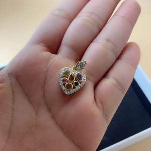 จี้พลอย6สี ขนาดเล็ก งานล้อมเพชร ใส่กับทองแท้ได้ ไม่ลอก ไม่ดำ