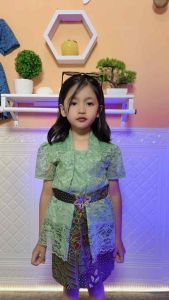 Setelan Baju Kebaya Anaka Perempuan Kutu Baru Lucu Imut untuk Bayi - Fashion Bahan Brokat Lembut dengan Lapisan Furing yang Adem - Katun Parsel