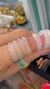 Nhẫn ngọc thuỷ tảo đeo thoi trang và phong thuỷ may mắn tài lộc