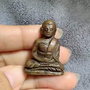 หลวงปู่ไปล่ วัดกำแพง รูปหล่อ เนื้อสำริด พ่อไปล่ ตรงปก