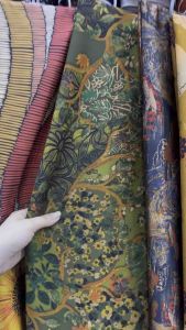 [HCM] Siêu lụa Hàn . Hàng mới về . Chất cực đẹp . Hoa văn tinh tế đẹp mắt .Thích hợp may áo đầm áo dài