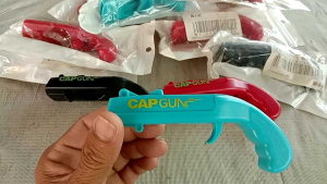 ที่เปิดฝาน้ำอัดลม เป็นปืนใช้ฝาน้ำอัดลมฝาน้ำยิงได้ใกล้ถึง 10 เมตร