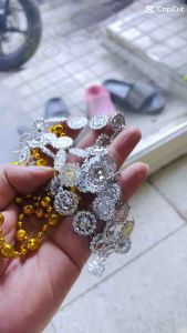 Chuỗi dây hạt nhựa dùng để trang trí làm phụ kiện trang sức.