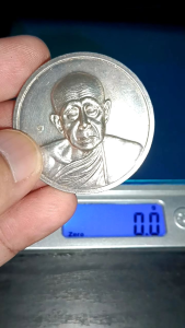 เหรียญเงินแท้ หลวงปู่นาค ตอกเลข ๙ รุ่นสรงน้ำ พ.ศ. ๒๕๔๑