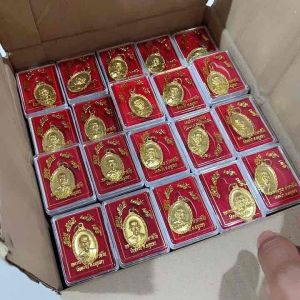 พระเหรียญหลวงพ่อรวย ปาสาทิโก วัดตะโก จ.อยุธยา รุ่น รวย รวย เฮง เฮง ปี2560 พระแท้ทันหลวงพ่อรวยปลุกเสก เนื้อทองทิพย์ (ทองฝาบาตร)