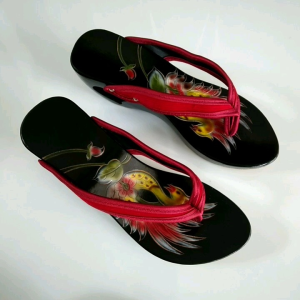 Sandal Kelom Geulis Motif Lukisan Gambar Angsa Tali Jepit Merah