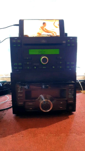 Máy phát nhạc ô tô Ford Transit. cd mp3 Aux .radio. dùng lắp xe hoặc nghe nhạc cá nhân.