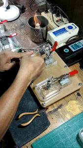 อุปกรณ์เลี่ยมพระ เครื่องมือเลี่ยมพระ แท่นกดฝา แบบคู่ แท่นดันนูนฝา สำหรับงานเลี่ยมพระ