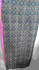 ขอนำเสนอผ้าถุงไทยแบบผูกเชือกค่ะ มีการเย็บขอบผ้าถุงให้เรียบร้อยแล้ว เนื้อผ้าเป็นผ้าทอลายนะคะ สีกรมเข้ม  หน้ากว้าง 50 นิ้ว ความยาว 35 นิ้ว