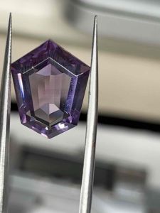12400AMT- ĐÁ AMETHYST THẠCH ANH TÍM THIÊN NHIÊN KHÔNG XỬ LÝ (GIÁC LẠ)( thông số trong ảnh chụp) 12.4 Carat