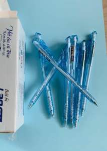 Bút bi L28 PRO màu xanh dương 0.5 mm 10 chiếc hộp giấy trắng thiết kế trong suốt dùng cho học sinh và văn phòng.