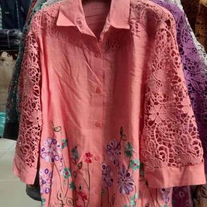 เสื้อ ลูกไม้ ผ้า ลินิน ผู้สูงวัย เหมาะมากแบบสวยดูดี คอปก ขนาด 50-52นิ้ว ยาว เสื้อ 29 นิ้ว ด้าน หน้า ปัก สวยมาก ปัก แน่น มาก ลาย สวย เกิน ราคา ขาบ สิน ค้า งานดีม่าก ปัก แน่น สุด สวยสุด