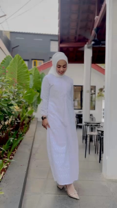 Perlelangkapan Haji & Umroh Wanita: Gamis Putih Renda & Pakaian Hitam