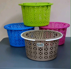 Mini knitted basket with cover