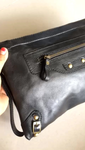 Clutch Kulit Sapi Selempang: Gaya & Fungsi