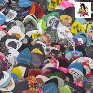 ปิ๊กกีตาร์ 5 ชิ้น ปิ๊กกีต้าร์ สกรีนลาย ปิกกีตาร์ คละลาย คละขนาด คละวัสดุ