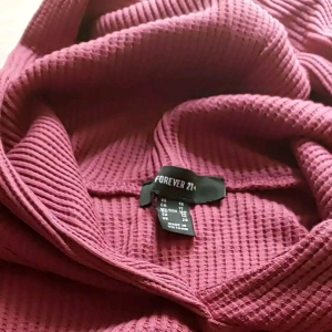 เสื้อฮู๊ดแขนยาวทรงครอป