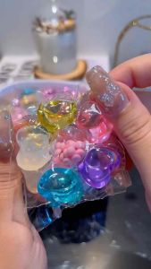 六合一洗衣凝珠 (1盒50粒) 6in1 Laundry Detergent Pods 像花朵一样的#六🈴一洗衣凝珠😍，自带#留香珠，不仅好看也很实用，是六效合一的✨，往洗衣机一丢就好了，洗完的衣服香香软软‼️