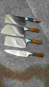 มีดครัว​ มีด​ทรงอรโต้​ หั่น​ ซอย​ วัสดุใบมีด:เหล็กดามัสกัส ความแข็ง​:60​+-2​HRC​ ด้มจับวัสดุ:ไม้สีหัวเหล็ก