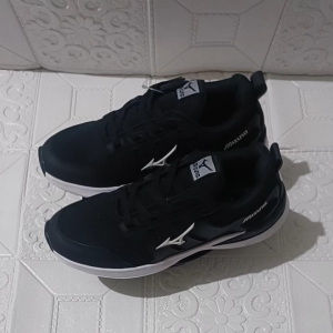 SEPATU RUNNING OLAHRAGA SEPATU SEKOLAH HITAM PUTIH POLOS TERBARU SNEAKERS PRIA SEPATU PRIA WANITA BISA COD