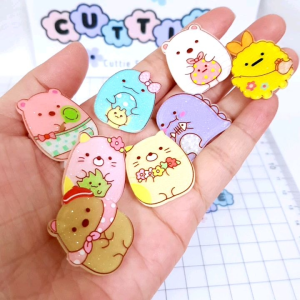 高质量闪粉角落生物卡通亚克力胸针 diy书包背包帽子服饰笔盒 儿童别针徽章配件 Sumikko Gurashi Glitter Quality Brooch Acrylic Badge Pin School Pencil Bag Kerongsang Hiasan Beg Topi Hadiah Kanak XZ72