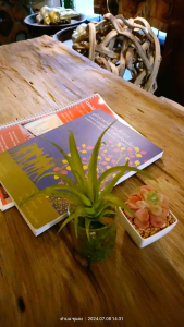 ชุดโต๊ะอาหารไม้สักเก่าแท้ 100% หน้าโต้ะไม้สักเก่าหนาๆ2แผ่นประกบ texture ของไม้สวยมากกก สำหรับคนคนรักแนวนี้ใจละลายเลยครับ งานนี้หายาก มีชุดเดียว ขนาดโต้ะ57x1153x80cm. แถมเก้าอี้ไม้สักเก่าให้2ตัว ไม้สักเก่าสีธรรมชาติส่งฟรี