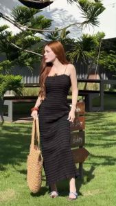 เดรสสายเดี่ยวสปาเก็ตตี้ดีเทลเรียบๆแต่ใส่แล้วดูแพงดูแกรมมากซิส เนื้อผ้าดีมากกก ยืดย่นเน้นสัดส่วนเว้าโค้งตามตัว อกมีฟองน้ำ’ แต่งลูกไม้ช่วงอกเพิ่มความหวานให้ชุด’