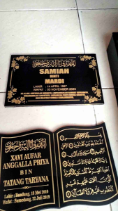 LEMPENGAN BATU NISAN GRANIT BENTUK BUKU UKURAN 40X30 CM\nLEMPENGAN BATU NISAN GRANIT DATAR PERSEGI UKURAN 40X30 CM